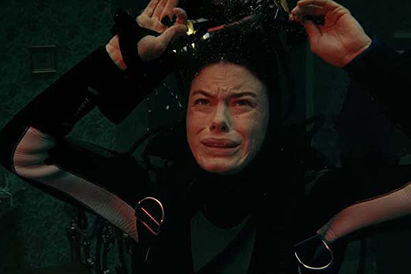 Camille Rowe dans The Deep House (2021)