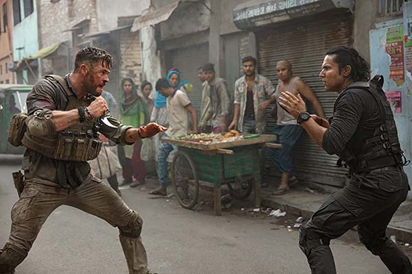 Randeep Hooda, Mishka Tarkar, et Chris Hemsworth dans Extraction (2020)