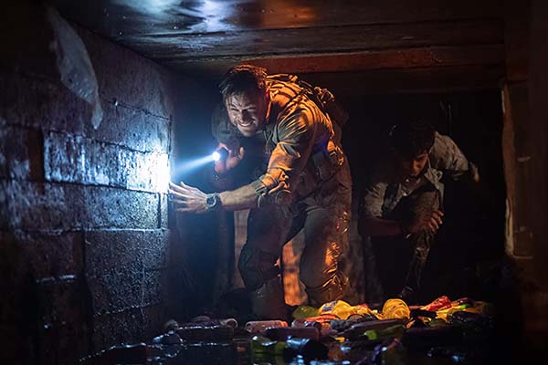 Chris Hemsworth et Rudhraksh Jaiswal dans Extraction (2020)