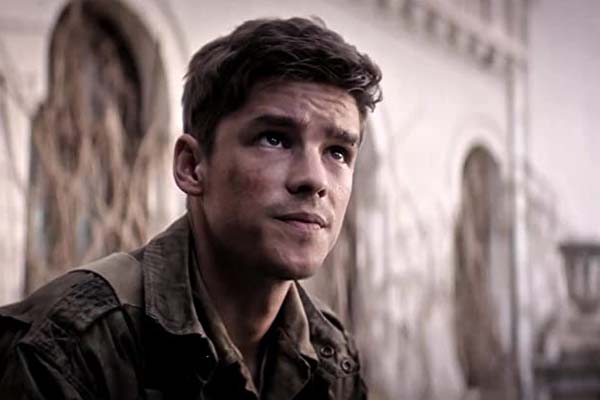 Brenton Thwaites dans Ghosts of War (2020)