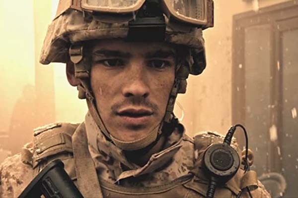 Brenton Thwaites dans Ghosts of War (2020)