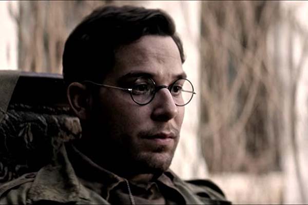 Skylar Astin dans Ghosts of War (2020)