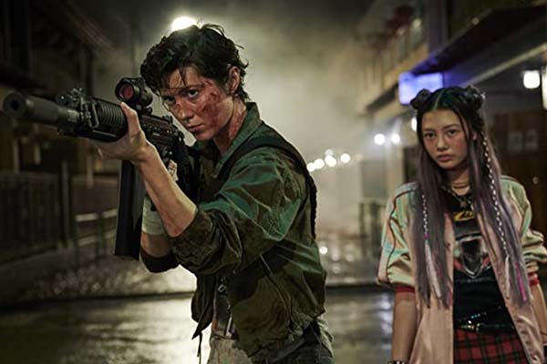 Mary Elizabeth Winstead et Miku Patricia Martineau dans Kate (2020)