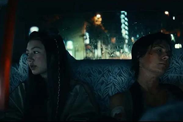 Mary Elizabeth Winstead et Miku Patricia Martineau dans Kate (2020)