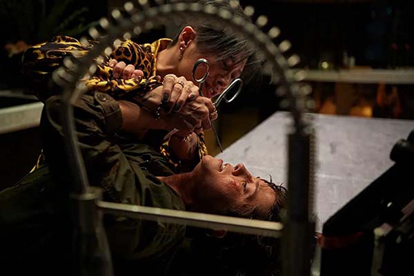 Miyavi et Mary Elizabeth Winstead dans Kate (2020)