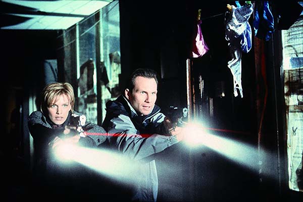 Christian Slater et Kathryn Morris dans Mindhunters (2004)