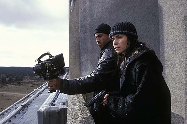 LL Cool J et Patricia Velasquez dans Mindhunters (2004)