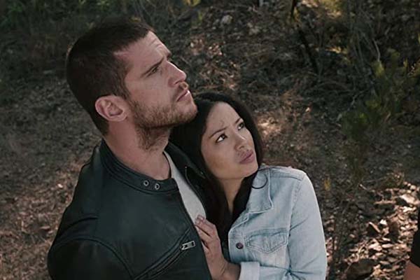 Dan Ewing et Stephanie Jacobsen dans Occupation (2018)