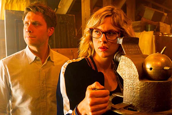 Martin Wallström et Georgia King dans Parallel (2018)