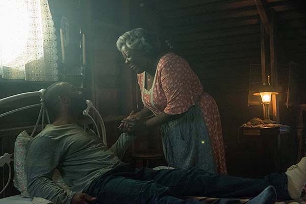 Loretta Devine et Omari Hardwick dans Spell (2020)