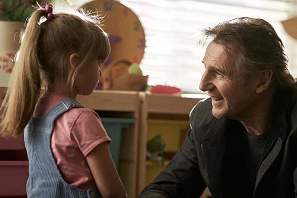 Gabriella Sengos et Liam Neeson dans Blacklight (2022)