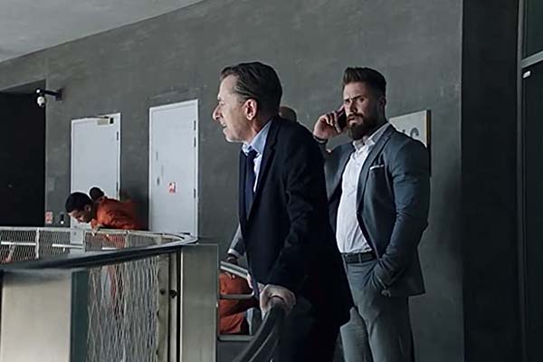 Tim Roth et Ernestas Aleksandrovas dans The Misfits (2021)