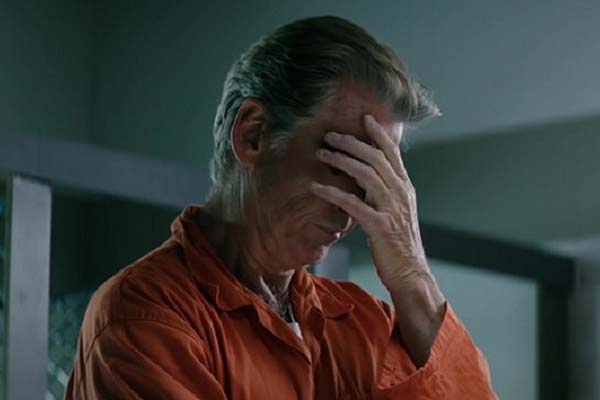 Pierce Brosnan dans The Misfits (2021)