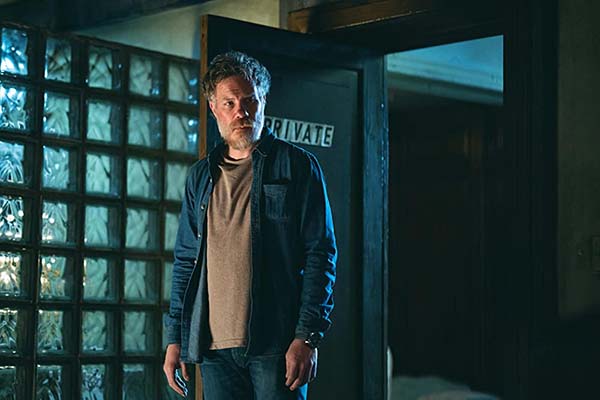 Marc Menchaca dans No One Gets Out Alive (2021)