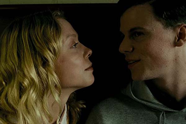 Naomi Battrick et Ruairi O'Connor dans The Postcard Killings (2020)