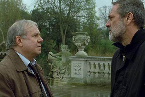 Joachim Król et Jeffrey Dean Morgan dans The Postcard Killings (2020)