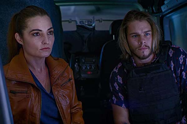 Laurie Love et Jake Manley dans Pursuit (2022)