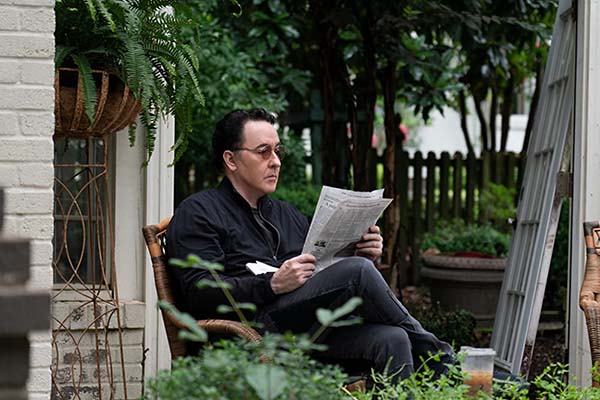 John Cusack dans Pursuit (2022)