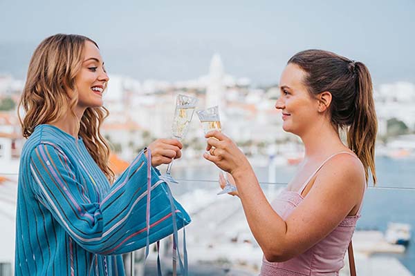 Leighton Meester et Christina Wolfe dans The Weekend Away (2022)