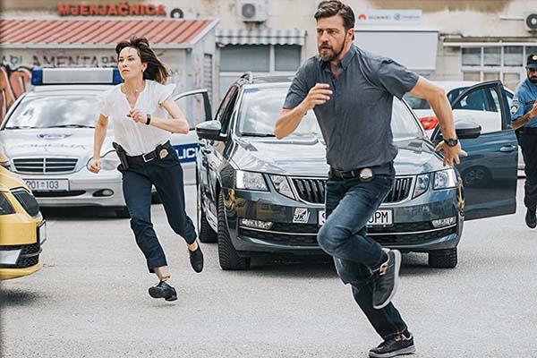 Iva Mihalic et Amar Bukvic dans The Weekend Away (2022)