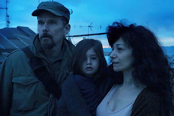 Ethan Hawke et Valeria Correale dans Zeros and Ones (2021)