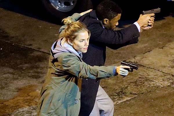 Sienna Miller et Chadwick Boseman dans 21 Bridges (2019)