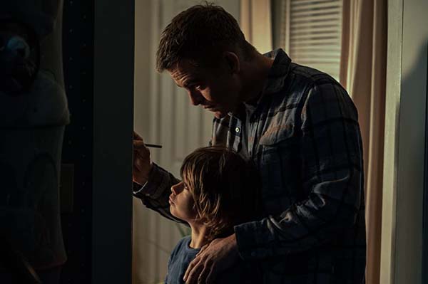 Chris Pine et Sander Thomas dans The Contractor (2022)