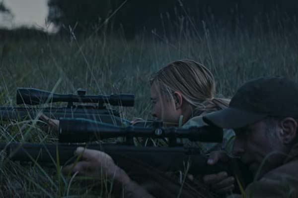 Thomas Jane et Isabel May dans Run Hide Fight (2020)