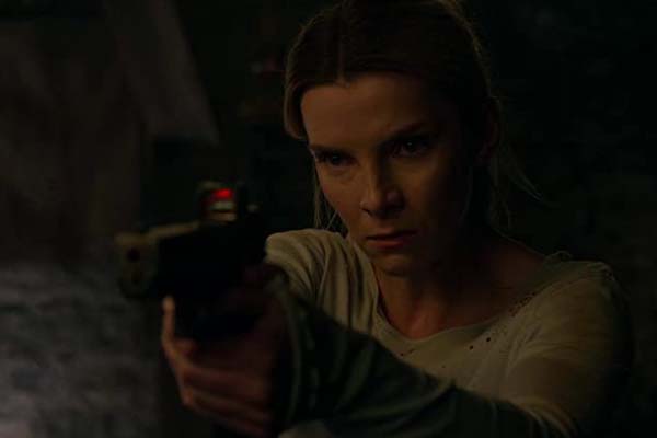 Betty Gilpin dans The Hunt (2020)