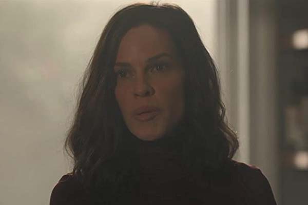 Hilary Swank dans The Hunt (2020)
