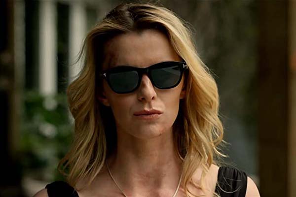Betty Gilpin dans The Hunt (2020)