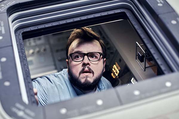 John Bradley dans Moonfall (2022)
