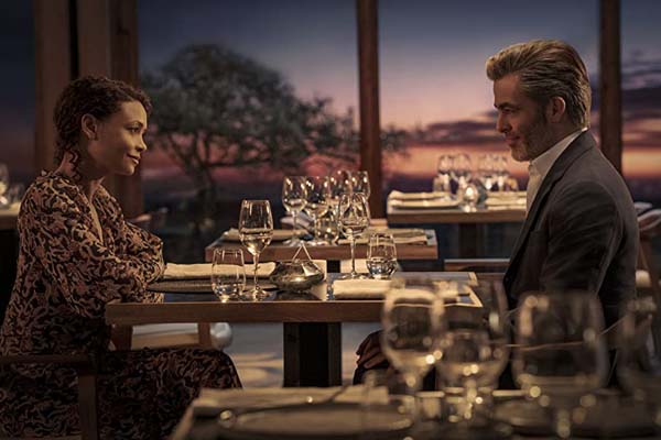 Thandiwe Newton et Chris Pine dans All the Old Knives (2022)