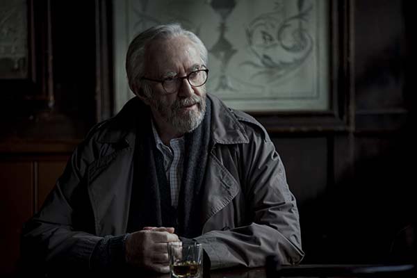 Jonathan Pryce dans All the Old Knives (2022)