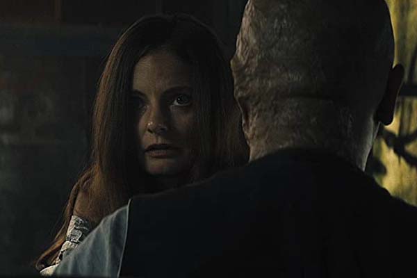 Cliff Curtis et Jules Hartley dans Reminiscence (2021)