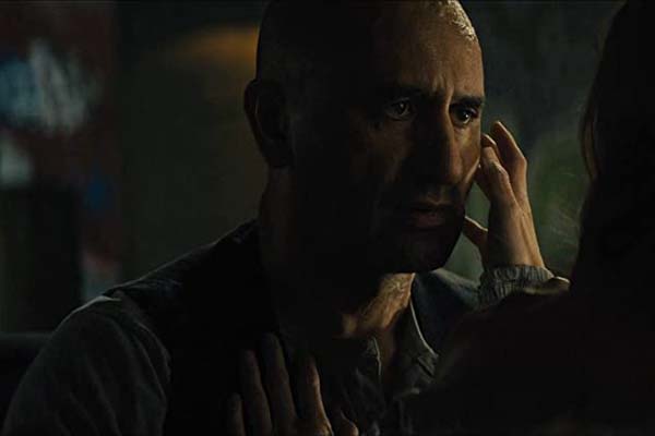 Cliff Curtis dans Reminiscence (2021)