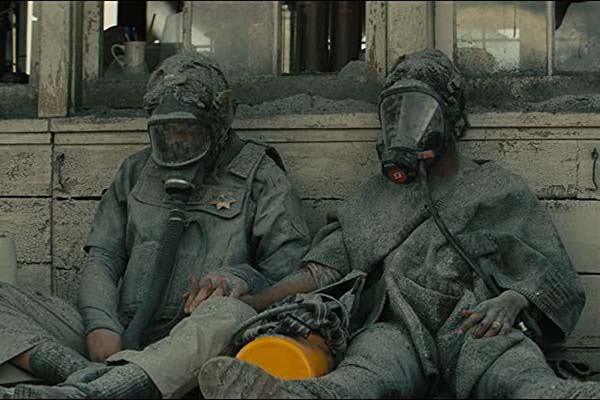 Jon Bernthal et Medina Senghore dans Those Who Wish Me Dead (2021)