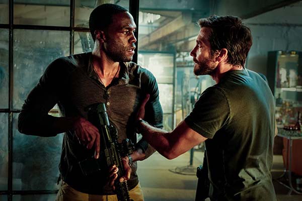 Jake Gyllenhaal et Yahya Abdul-Mateen II dans Ambulance (2022)