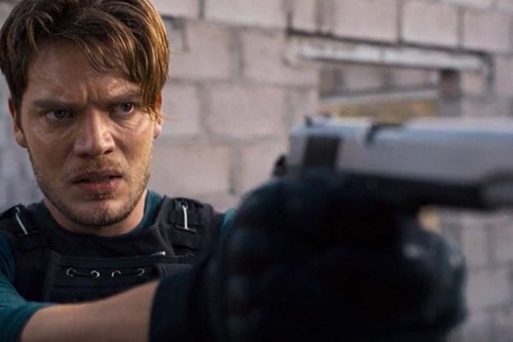 Dominic Sherwood dans Eraser: Reborn (2022)