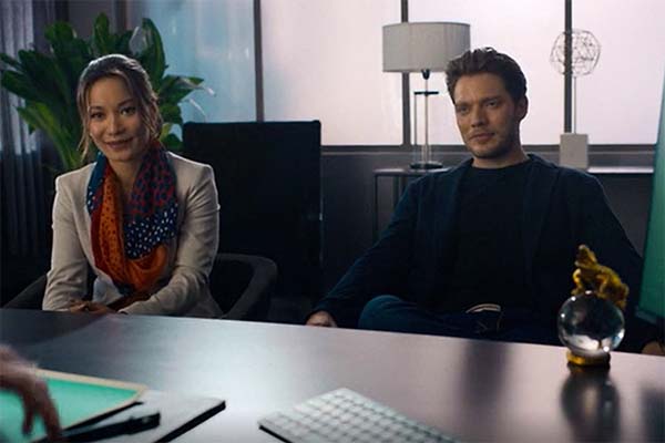 Jacky Lai et Dominic Sherwood dans Eraser: Reborn (2022)