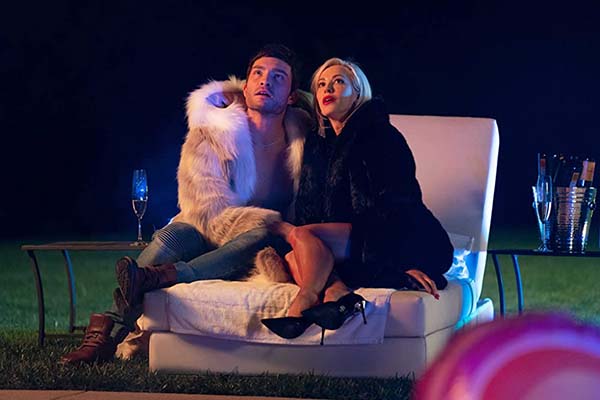 Ed Westwick et Louise Linton dans Me You Madness (2021)