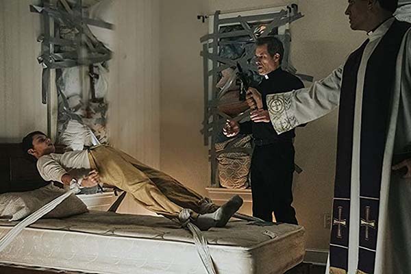 Guy Pearce et Vadhir Derbez dans The Seventh Day (2021)