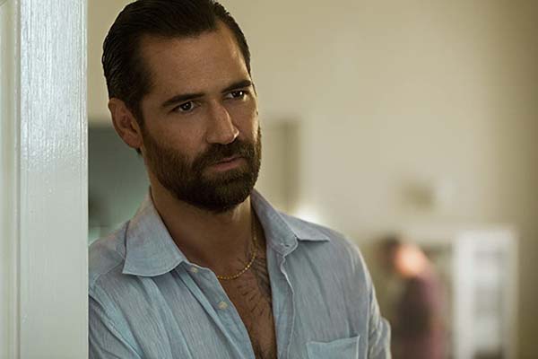 Manuel Garcia-Rulfo dans 6 Underground (2019)