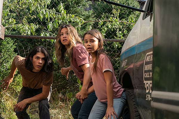 Gina Rodriguez, Lucius Hoyos, et Ariana Greenblatt dans Awake (2021)