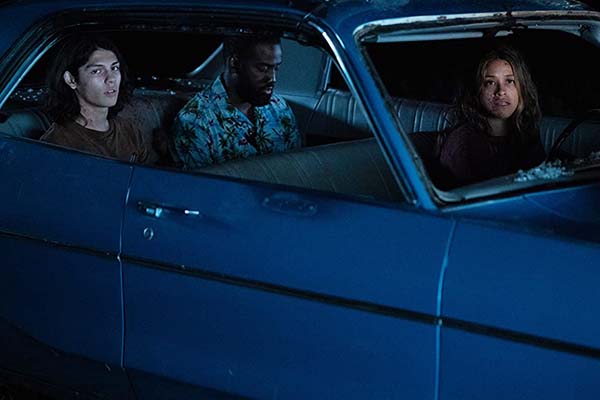 Gina Rodriguez, Shamier Anderson, et Lucius Hoyos dans Awake (2021)