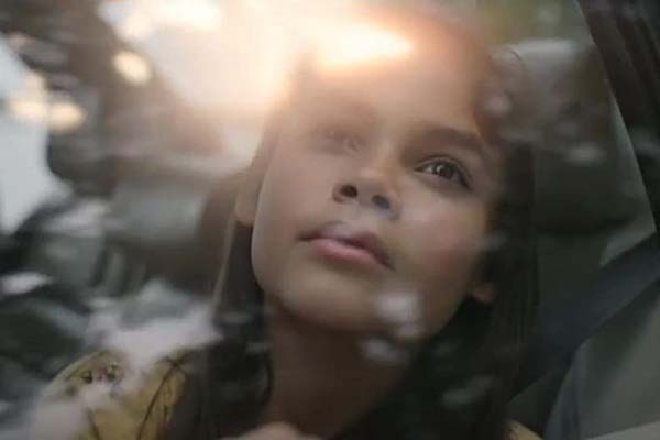 Ariana Greenblatt dans Awake (2021)