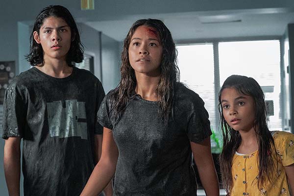 Lucius Hoyos, Gina Rodriguez et Ariana Greenblattdans Awake (2021)