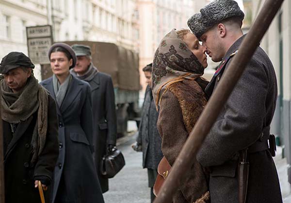 Noomi Rapace et Tom Hardy dans Child 44 (2015)