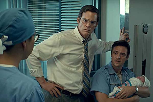 Michael C. Hall et Boyd Holbrook dans In the Shadow of the Moon (2019)