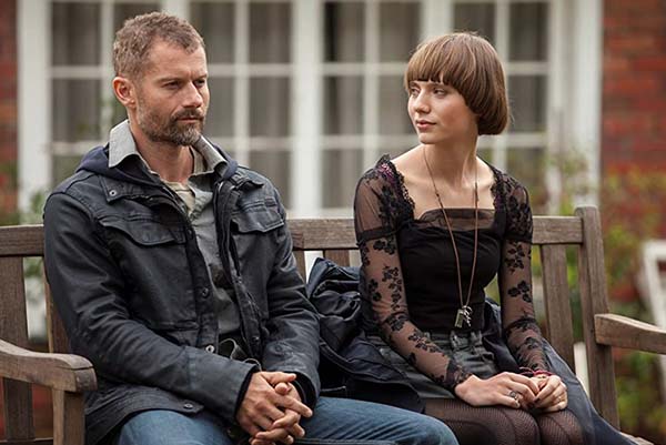 James Badge Dale et Sasha Frolova dans The Empty Man (2020)
